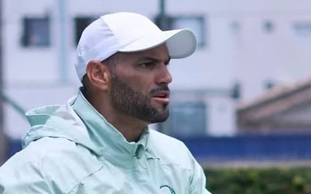 Weverton, goleiro do Palmeiras, treina nas férias