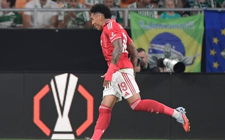 Igor Jesus comemora gol pelo Nottingham Forest contra o Betis, pela Europa League