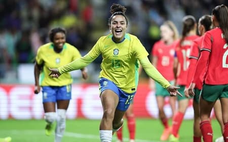 Isabela comemora gol pela Seleção Brasileira feminina