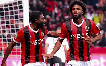 Jérémie Boga e Terem Moffi, em ação pelo Nice (Foto: Reprodução/X)