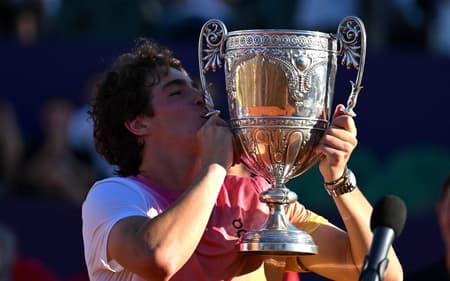 João Fonseca com a taça do ATP de Buenos Aires (foto: Luis ROBAYO / AFP)