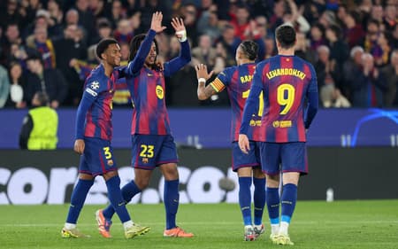 Jogadores do Barcelona comemoram gol marcado sobre o Frankfurt, pela Champions League