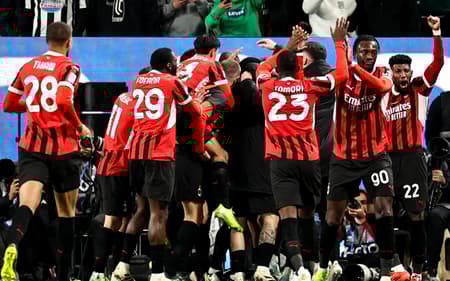 Jogadores do Milan comemora gol da virada sobre a Juventus na semifinal da Supercopa da Itália