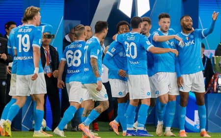 Jogadores do Napoli celebram gol de David Neres sobre o Bologna, na Supercopa da Itália