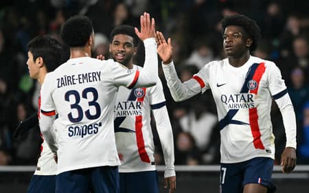 Jogadores do PSG comemoram gol marcado sobre o Metz, pela Ligue 1