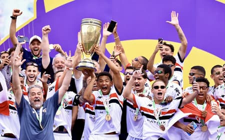 Jogadores do São Paulo erguem a taça de campeões da Copinha 2025