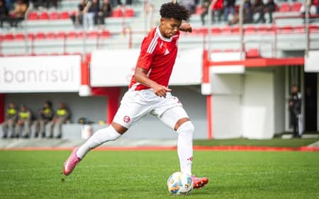 João Kempes, guri do sub-17 do Internacional