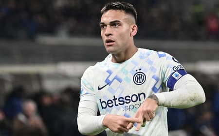 Lautaro Martínez comemorando o gol marcado contra a Atalanta (Foto: Isabella Bonotto/AFP)