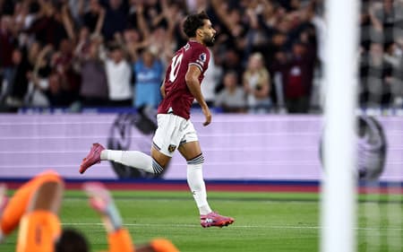 Lucas Paquetá comemora gol marcado pelo West Ham sobre o Chelsea, na Premier League