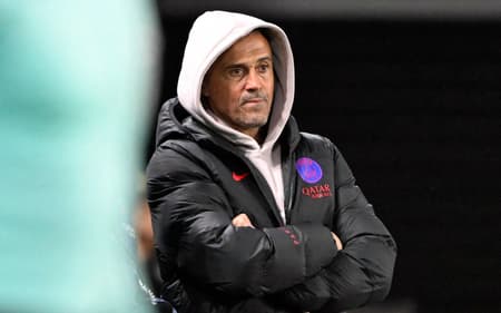 Luis Enrique observa jogo entre PSG e Metz, pela Ligue 1