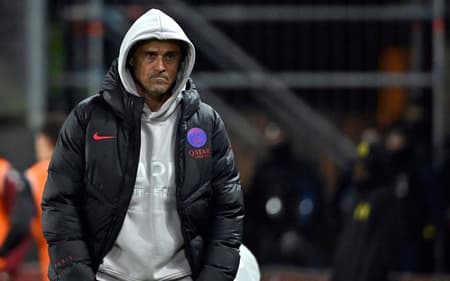 Luis Enrique observa o jogo entre PSG e Metz, pelo Campeonato Francês