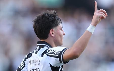 Montoro comemora após marcar golaço para o Botafogo sobre o Fortaleza