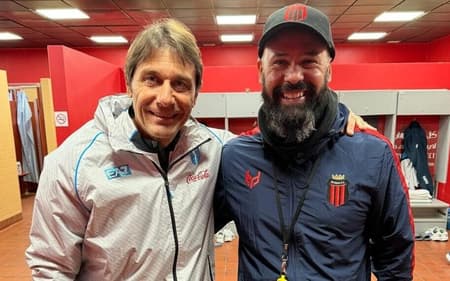 Maurício Dulac posa ao lado de Antonio Conte, atual técnico do Napoli