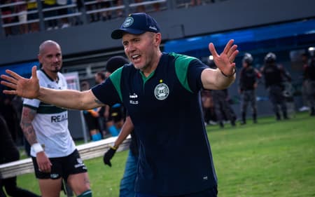 Mozart conquistou a Série B com o Coritiba (Foto: JP Pacheco/Coritiba EC)