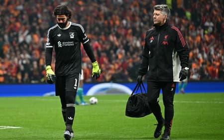 No segundo tempo, Alisson deixa jogo do Liverpool lesionado.