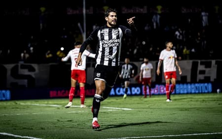Pedro Raul em partida do Ceará contra o Bragantino (Foto: Gabriel Silva/Ceará SC)