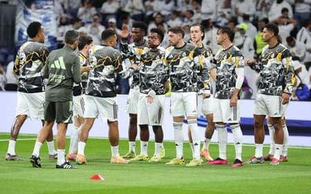 Equipe do Real Madrid durante aquecimento (Foto: Thomas COEX / AFP)