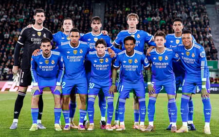 Time do Real Madrid reunido antes do empate por 2 a 2 com o Elche (Foto: Divulgação/Real Madrid)