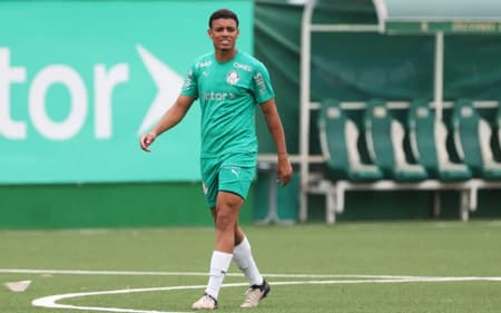 Robson, zagueiro da base do Palmeiras