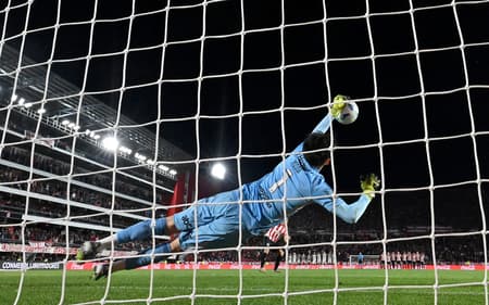 Rossi defendendo pênalti em Estudiantes x Flamengo