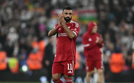 Salah aplaudindo após vitória do Liverpool sobre o Real Madrid (Foto: Paul ELLIS / AFP)