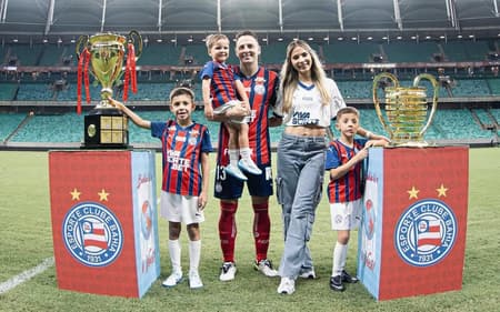 Arias reunido com a família na sua despedida da Arena Fonte Nova (Foto: redes sociais)