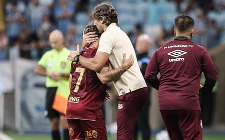 Soteldo comemora com Zubeldía seu gol pelo Fluminense