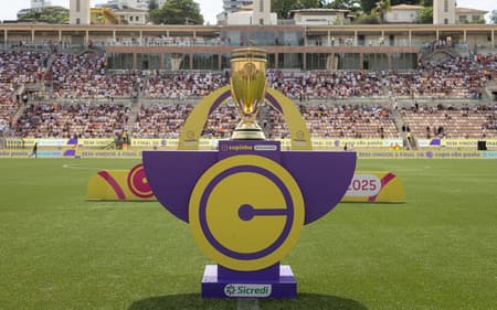 Taça da Copinha exposta antes da final de 2025 (Foto: Recebe Reis/Agência Paulistão)