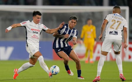 Fernando Gaibor, Alejandro Galarza e Kevin Quevedo em Talleres x Alianza Lima, no estádio Mario Alberto Kempes (foto: Diego Lima / AFP)