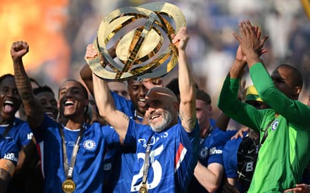 Técnico do Chelsea, Maresca ergue troféu de campeão do Mundial de Clubes