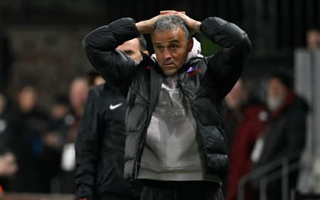 Técnico do PSG, Luis Enrique durante jogo contra o Metz, pela Ligue 1