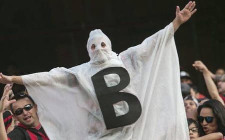 Torcedor fantasiado de 'fantasma do rebaixamento' no Brasileirão