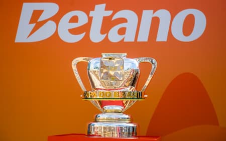Troféu da Copa do Brasil (Foto: Daniel Ramalho/Betano)