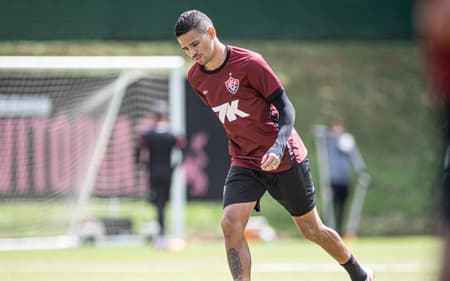 Erick treina com a camisa do Vitória (Foto: Victor Ferreira / EC Vitória)