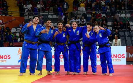 Judocas brasileiros venceram o Uzbequistão por 4 a 3 e conquistaram o bronze na disputa de equipes mistas (Foto: IJF)