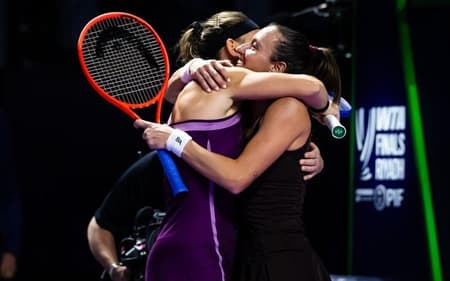Luisa Stefani (d) abraça a parceira Timea Babos após nova vitória (Foto: Jimmie 48 Photography/WTA)