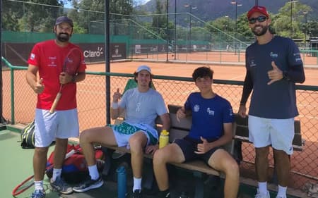 João Fonseca, Daniel Wendel e Guilherme Teixeira durante treino na Yes Tennis (Divulgação)