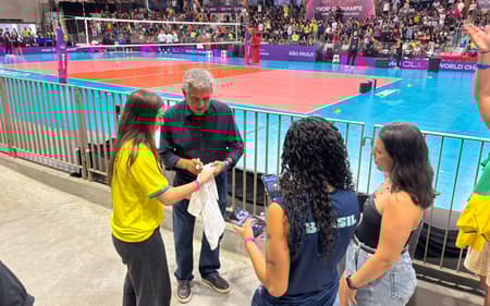 Zé Roberto Guimarães atende fãs na Arena Pacaembu (foto: Beatriz Pinheiro / Lance!)