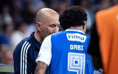 Gabigol e Leonardo Jardim (Foto: Gustavo Aleixo/Cruzeiro)