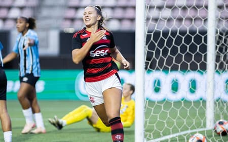 Brendha comemora gol.