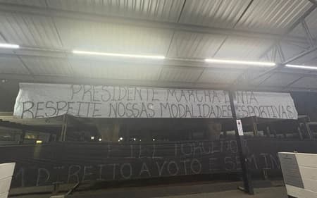 Faixas de protestos no Parque São Jorge (Foto: Reprodução)