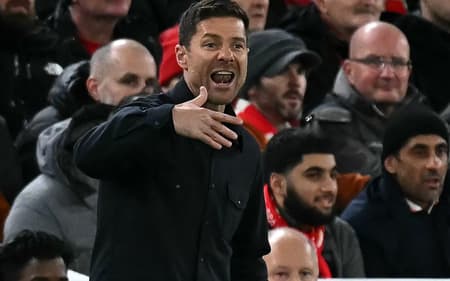 Xabi Alonso no comando do Real Madrid contra o Liverpool, na Champions League