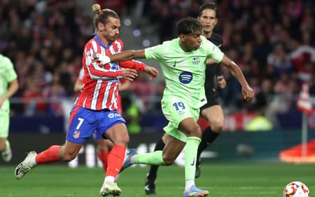 Yamal conduz a bola marcado por Griezmann em Atlético de Madrid x Barcelona