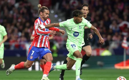 Yamal conduz a bola marcado por Griezmann em Atlético de Madrid x Barcelona