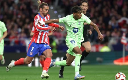Yamal conduz a bola marcado por Griezmann em Atlético de Madrid x Barcelona