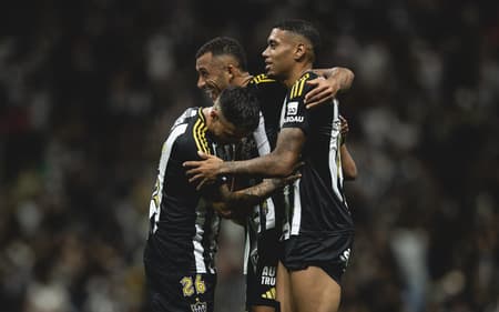 Zagueiros do Atlético em partida pelo Brasileirão (Foto: Pedro Souza / Atlético)