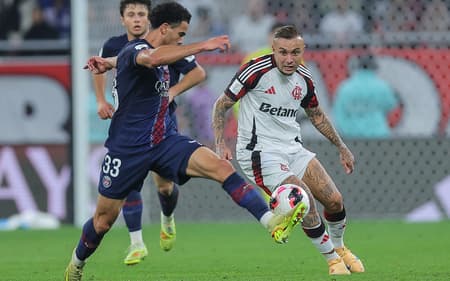 Zaïre-Emery disputa bola com Cebolinha em PSG x Flamengo, no Mundial