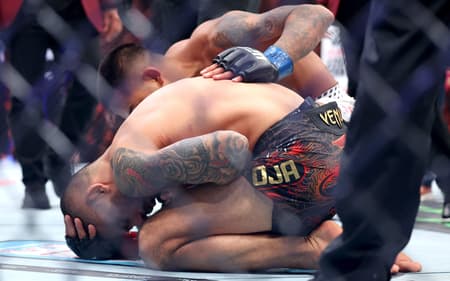 Joshua Van e Alexandre Pantoja no UFC 323 (Foto: Ian Maule/Getty Images/AFP)