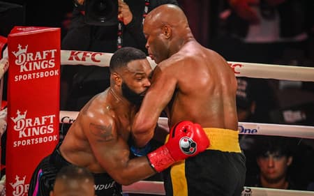 Anderson Silva venceu Tyron Woodley no boxe (Foto: Giorgio VIERA / AFP)