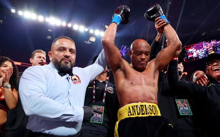Anderson Silva venceu Tyron Woodley no boxe (Foto: Ed Mulholland/Getty Images for Netflix/AFP)